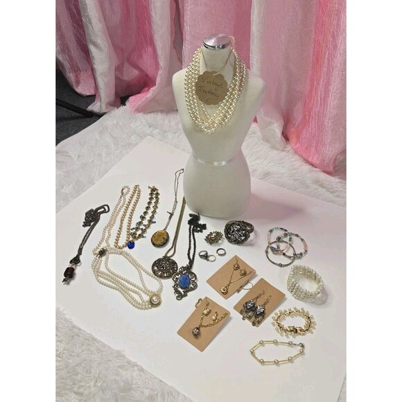 Jewelry Lot Vintage Fantasy Goldtone Theme Clean Curated Bundle Free Gift - Picture 1 of 16